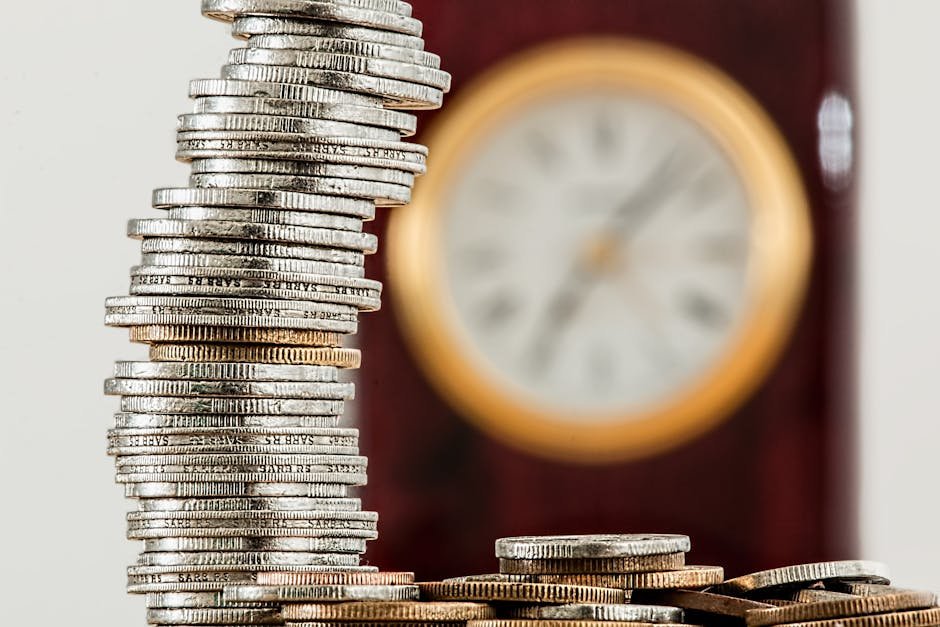 자산배분 지형도가 바뀐다... 저축성보험 외면하는 투자자들 1 A close-up image of stacked coins with a blurred clock, symbolizing time and money relationship.