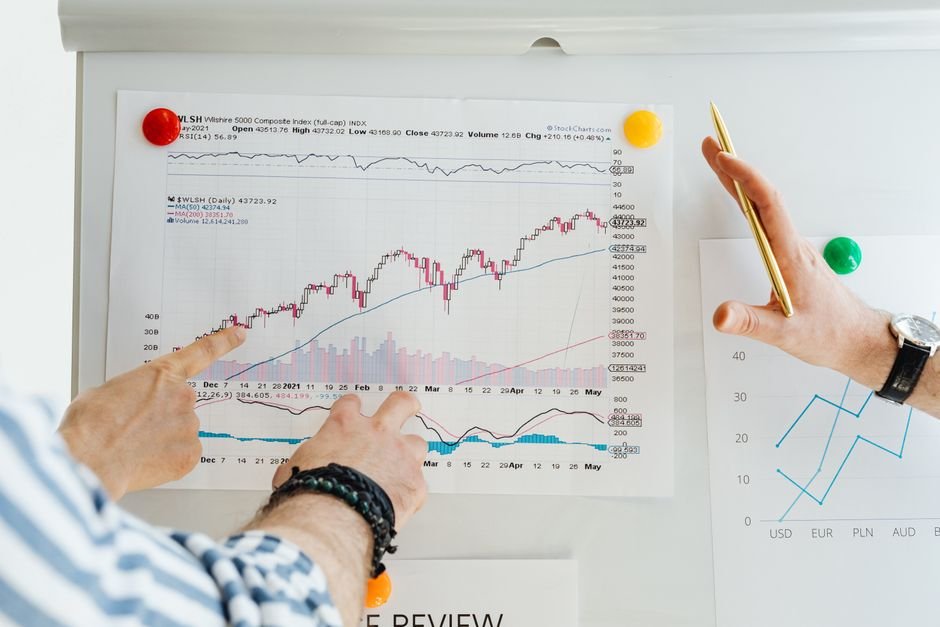 실적 좋은 증권사가 내게도 좋을까? 놓치기 쉬운 선택 기준 6 Two professionals analyze stock market graphs with a focus on finance and data trends.
