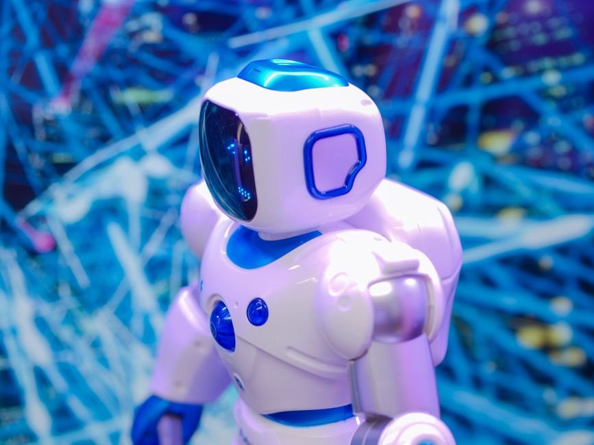 로보어드바이저 가입했다가 오히려 손해? 연금투자 전 반드시 확인할 것 7 Close-up of a white and blue robot against a dynamic, futuristic tech backdrop.