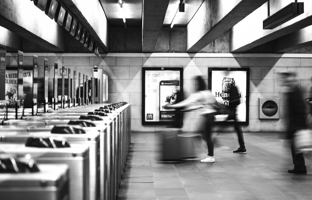 국민연금 18% 수익률 나왔다고 안심할 일 아닙니다. 진짜 문제는 지금부터 2 subway, station, train station, subway station, turnstile, transport, people, commute, commuters, long exposure, urban, metropolitan, subway, subway, subway, subway, subway, train station, train station, subway station, turnstile, people, commute, long exposure