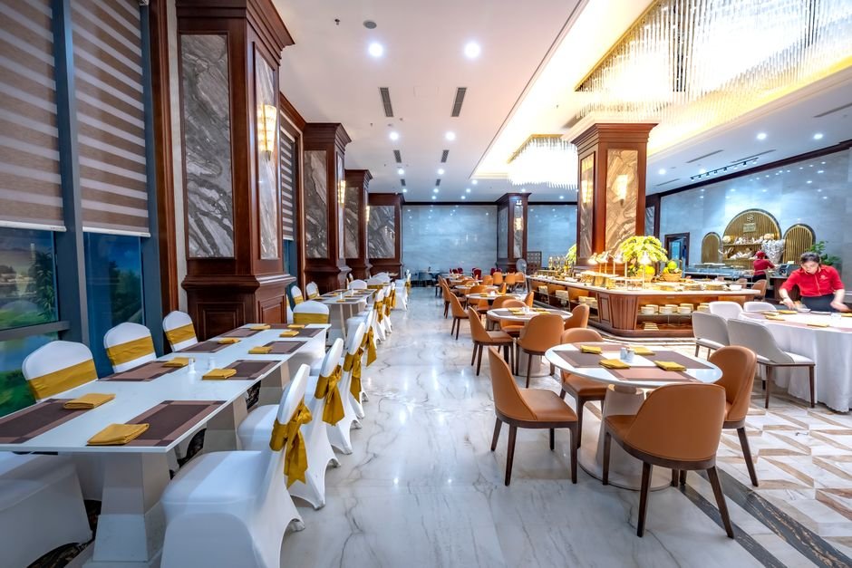 가맹점 70%가 3년 안에 문 닫는데, 어떤 브랜드는 폐점률 0%인 이유 6 Spacious luxury restaurant with stylish decor and modern furnishings.